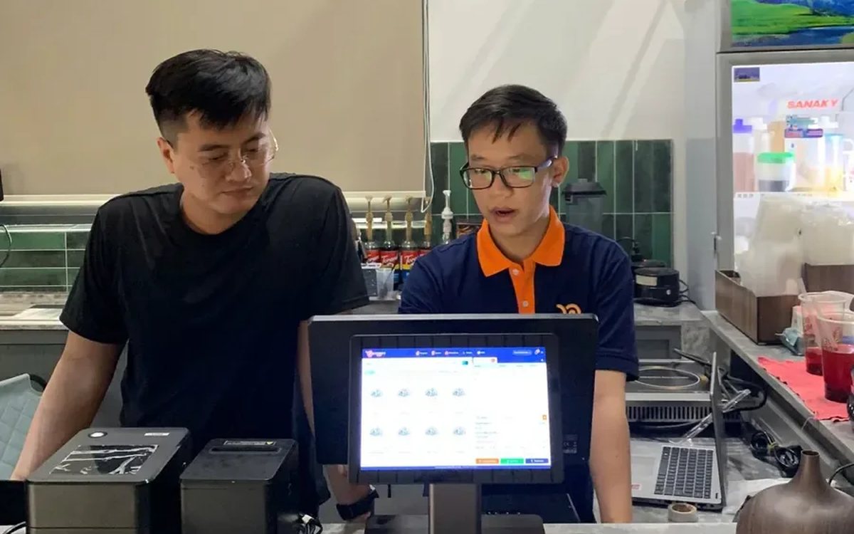 Quán cafe gom đơn tại chỗ, mang đi và giao hàng về một màn hình