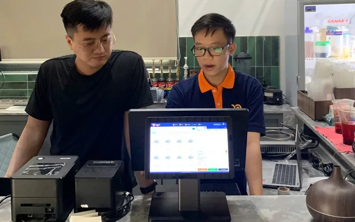 Màn hình phụ cho khách xem đơn và giá ngay tại quầy cafe